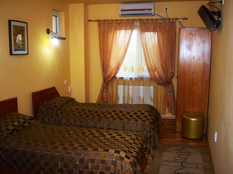 Rooms and bathrooms at Pensiunea Șoimul