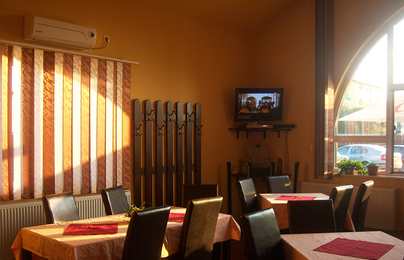 Hall and restaurant at Pensiunea Șoimul