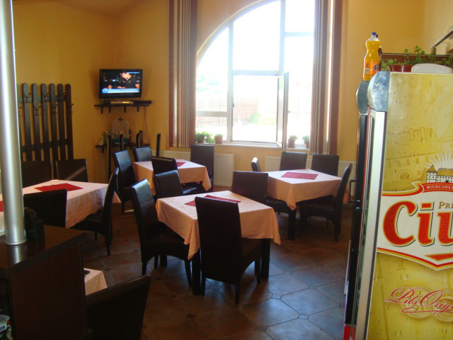 Hall and restaurant at Pensiunea Șoimul