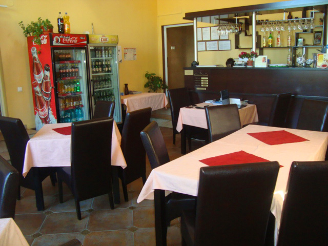 Hall and restaurant at Pensiunea Șoimul